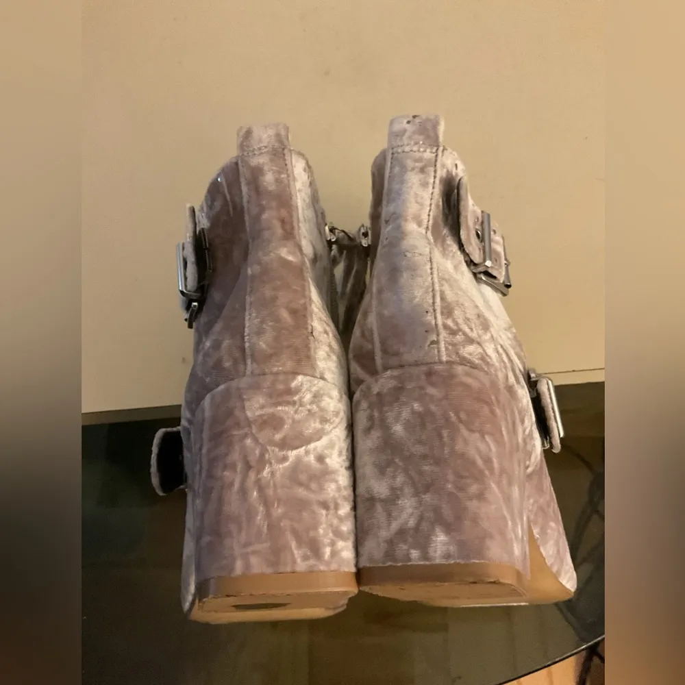 Rebecca Minkoff Logan Women's taupe Velvet heel Ankle Boots size 6.5 - Image 13