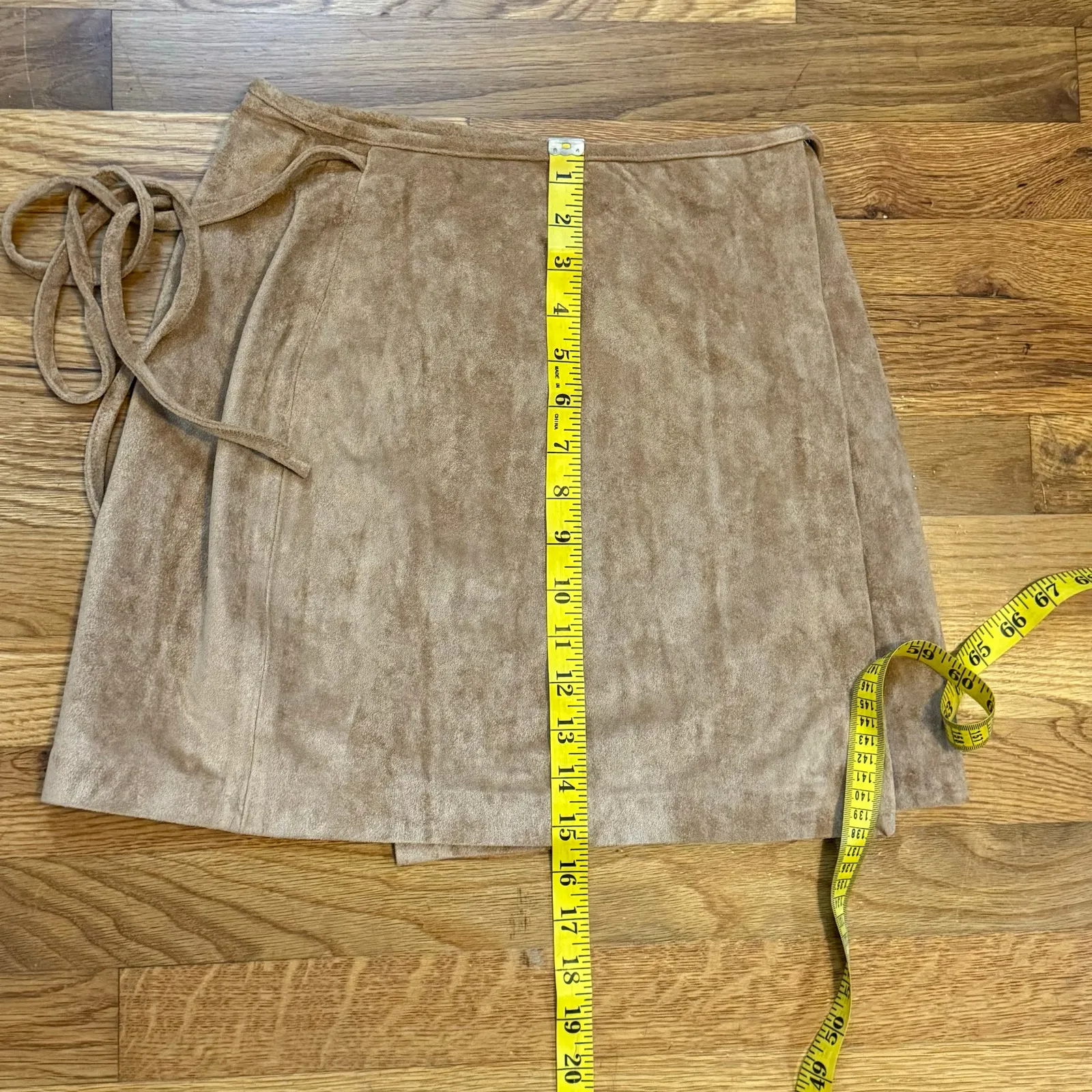Blank NYC Women’s 25 Tan Faux Suede Lined Wrap Mini Skirt Cabin Moto Biker - Image 3