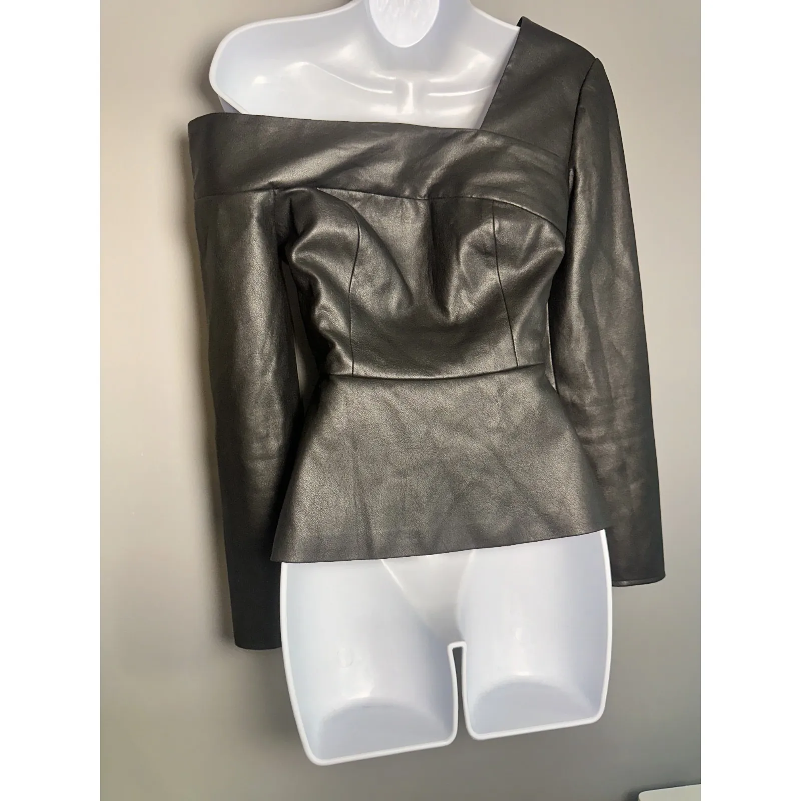 BCBGMAXAZRIA VEGAN LEATHER ONE SHOULDER BACK ZIP PEPLUM TOP EUC‎ SIZE 2 - Image 6