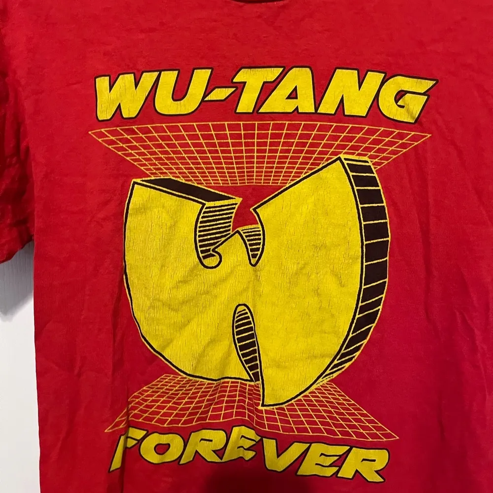 Wutang red short sleeve shirt with logo in yellow in small - Image 2
