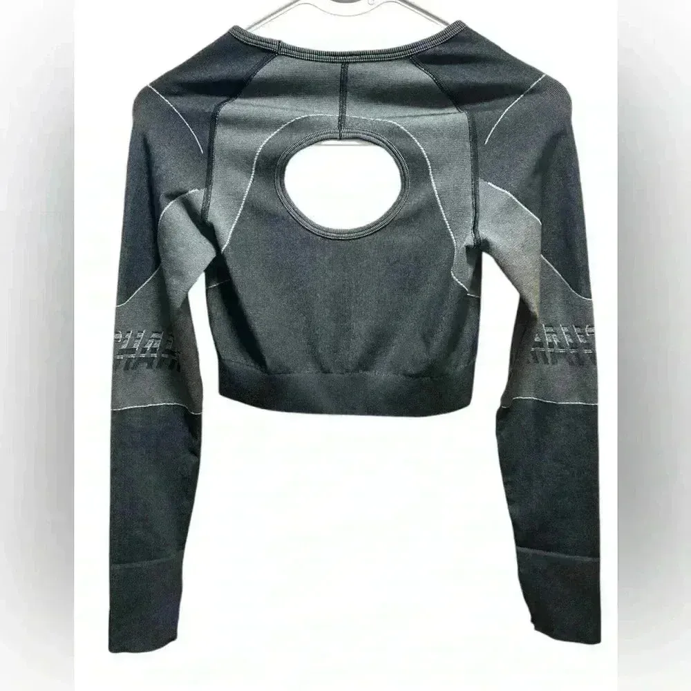 NWOT GRAY LONG SLEEVE GYMSHARK CROP TOP WITH CUTOUT BACK AND THUMB HOLES - Image 2