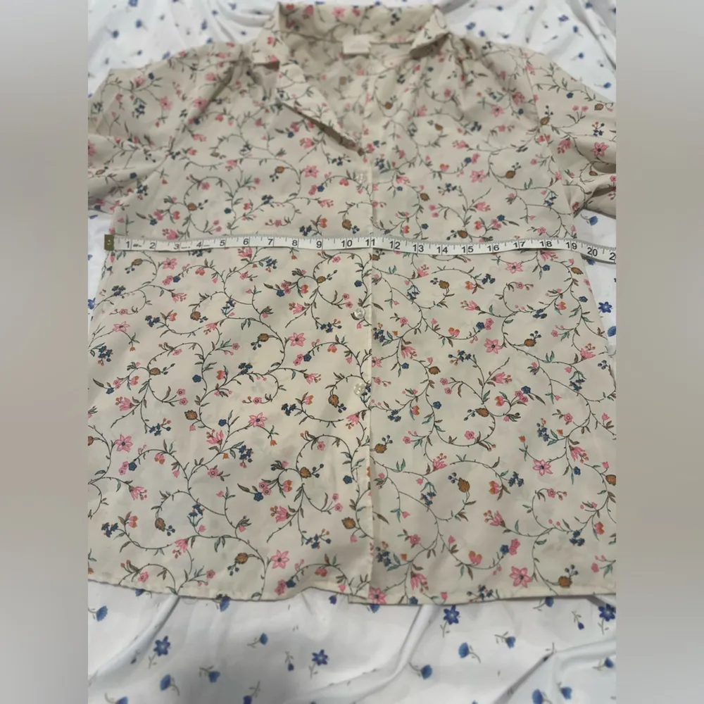 Vintage 60s Women’s Sz: 14 Sears Cream & Petite Pink Floral Button Down Blouse. - Image 3
