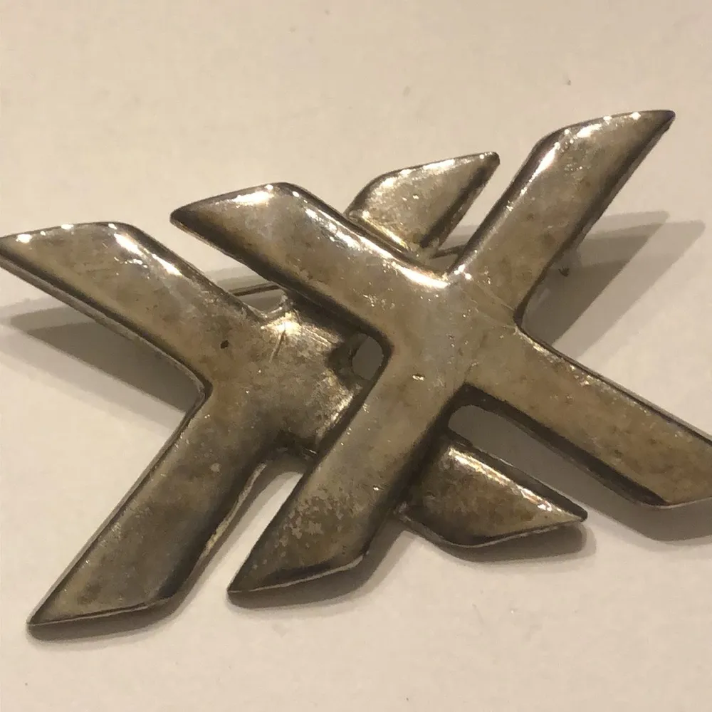 Vintage Silver Tone Double X Criss Cross Brooch Shoulder Pin - Image 2