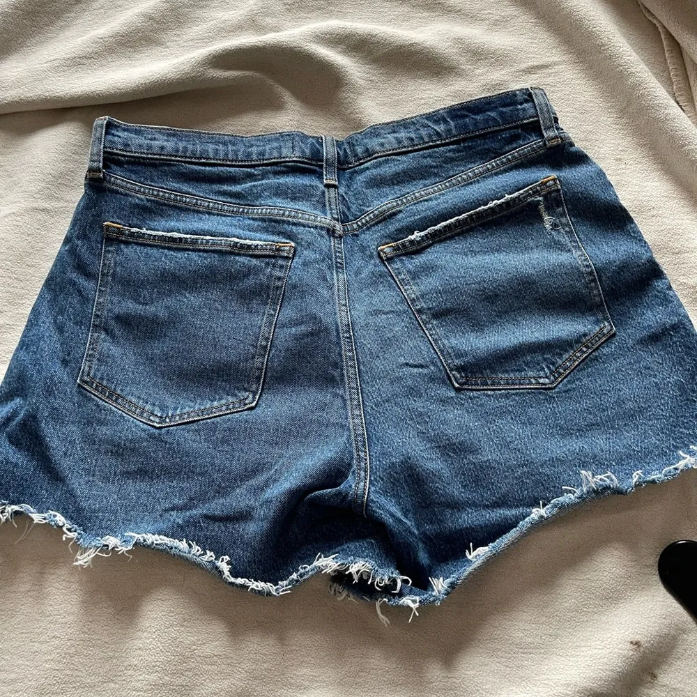 Abercrombie Curve Love High Rise 4" Mom Short - Image 3