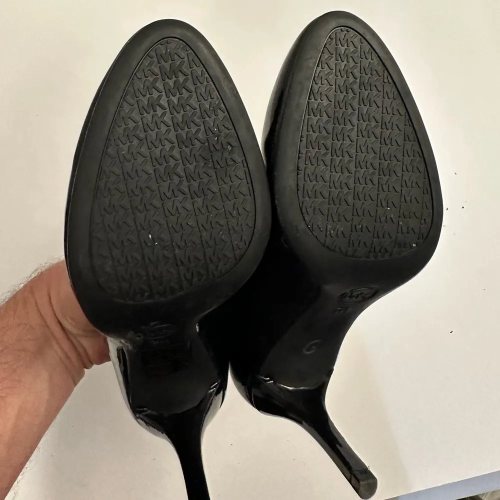 Michael Michael Kors Black Patent Leather Round Toe Heels Size 7.0 - Image 10