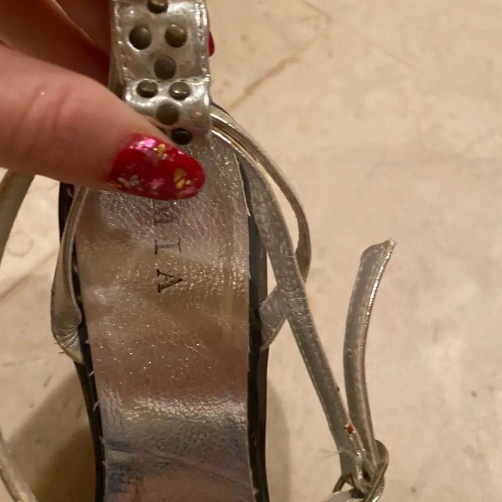 Mia Silver sandal heels size 8 - Image 4