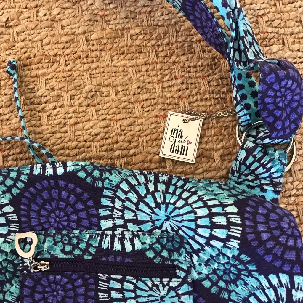 Gia & Dani Gigi Hill Collection Reversible Bucket crossbody bag NWT Blue - Image 4
