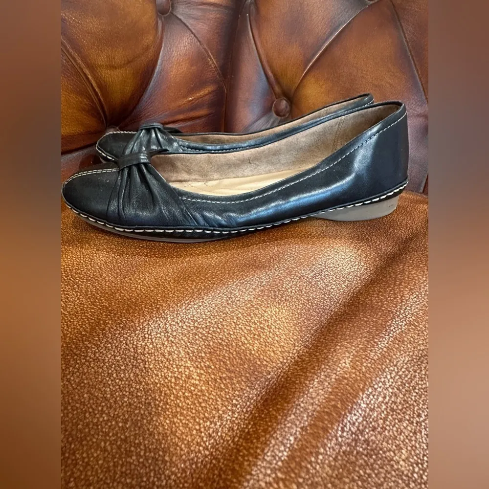 EUC NATURALIZER black flat ballerina leather shoes with white stitches Sz 6 - Image 5