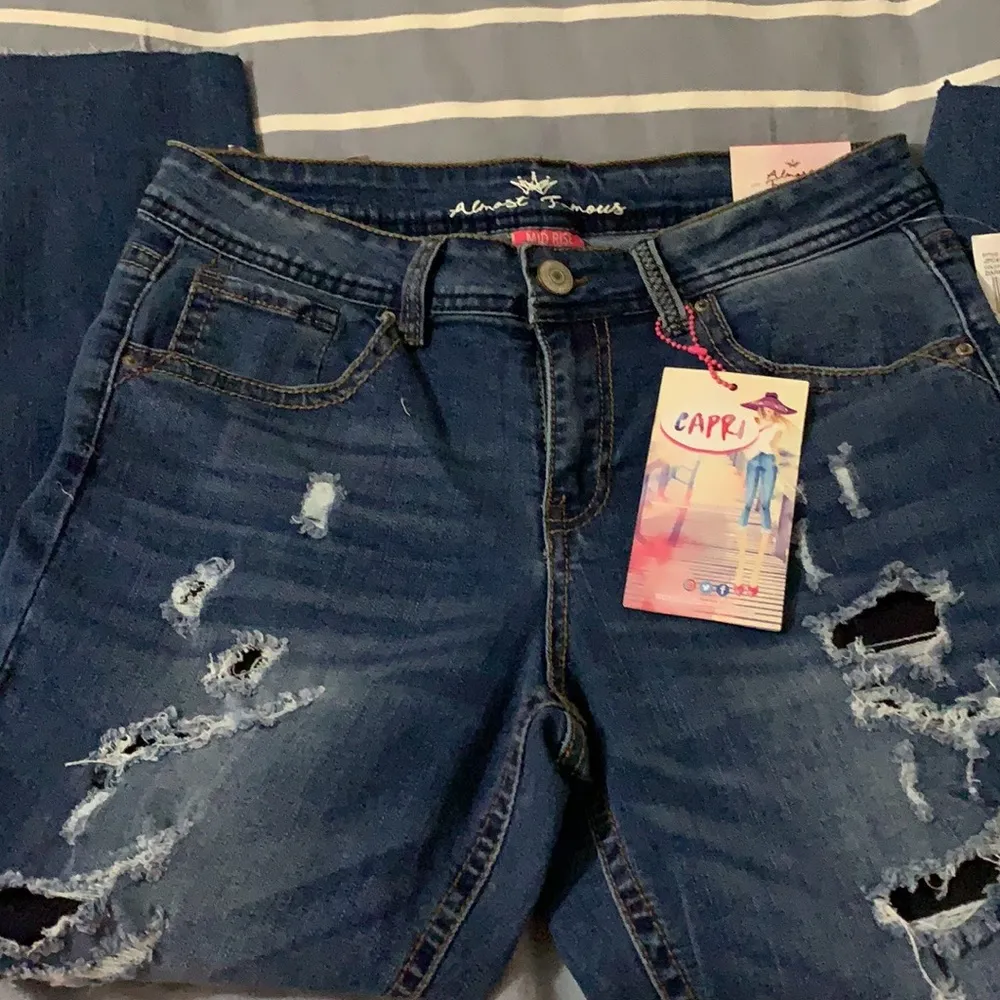 Ladies sz 11 Almost Famous Must Have Capri distres - Image 3