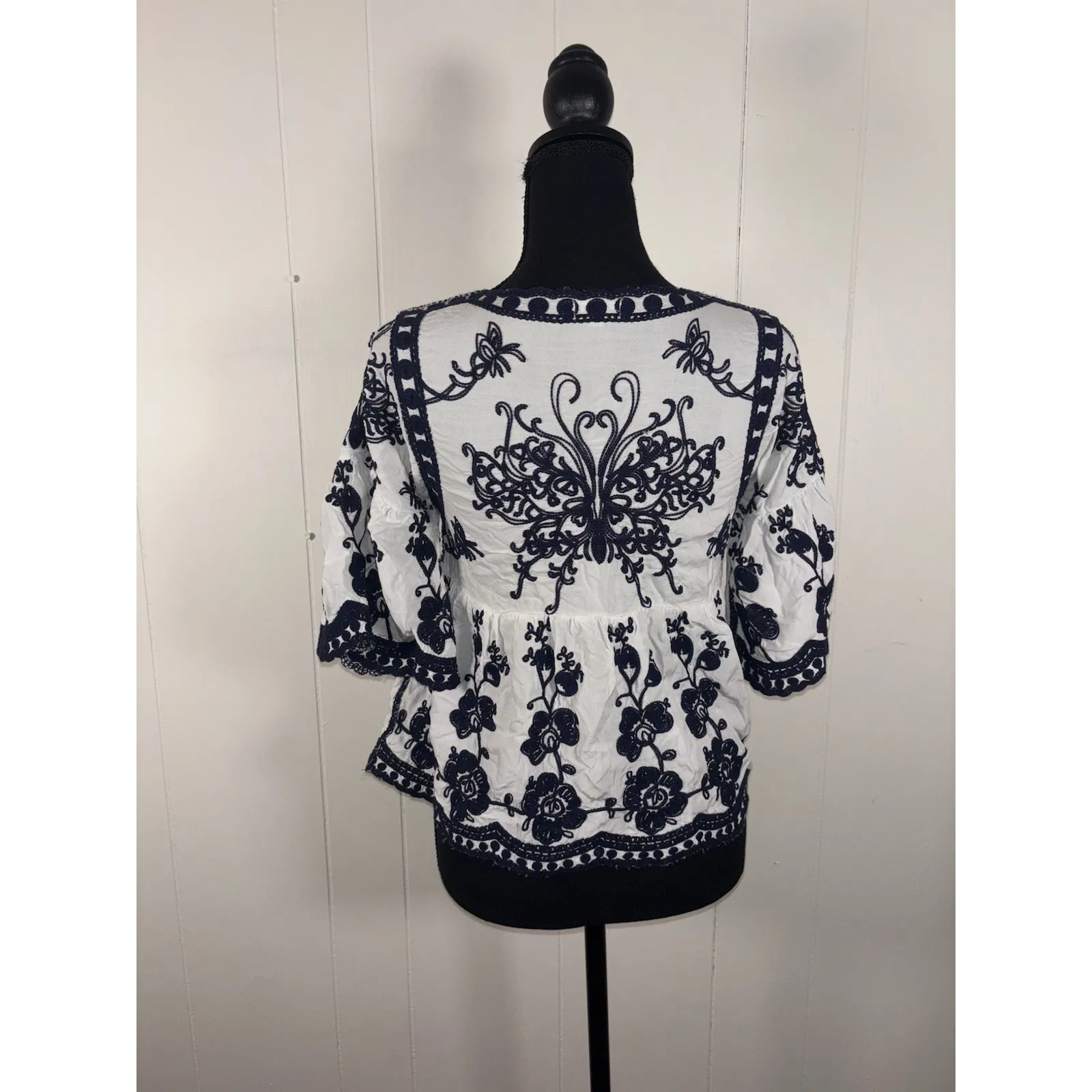 Anthropologie Kindred Embroidered Floral Butterfly Boho Peasant Top Size S White - Image 2