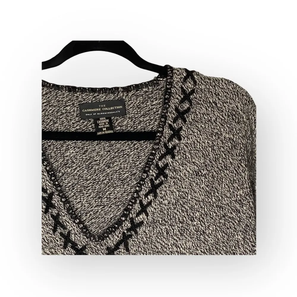 Vintage 90’s: Bloomingdale’s Y2K ᯾ Cozy Cashmere V Neck Knit Whipstitch Sweater - Image 4