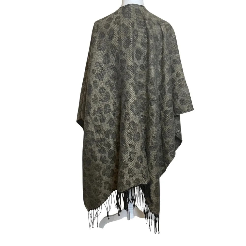 Woolrich One Size Women’s Gray Black Animal Print Shawl Poncho Fringed Soft Warm - Image 5