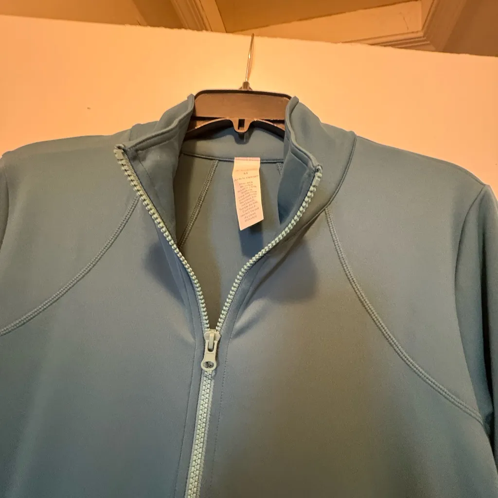 🌸Isabella Active wear rifle back peplum jacket , stretch, New Green Size M - Image 2