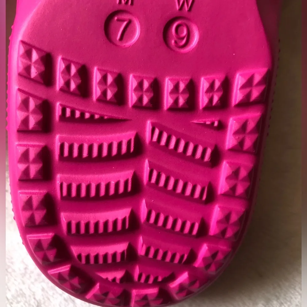 Crocs Classic Womens Flip Flop Sandals Hot pink men’s Size 7 Women’s Size 9 - Image 5