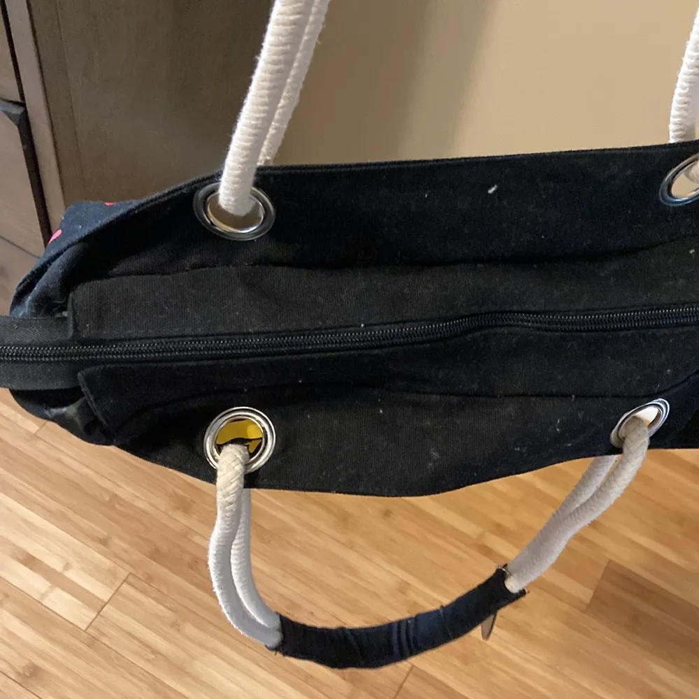 Robin Ruth Zipper Closure Black/Red Green And Gold Jamaica Tote Bag - Image 9