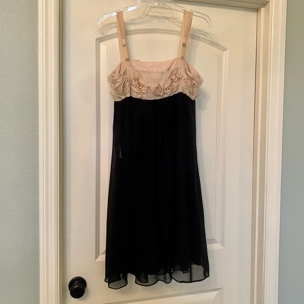 FOREVER 21 - Adorable Flowy Dress With Flower Detail - In great condition! 🖤 - Image 4