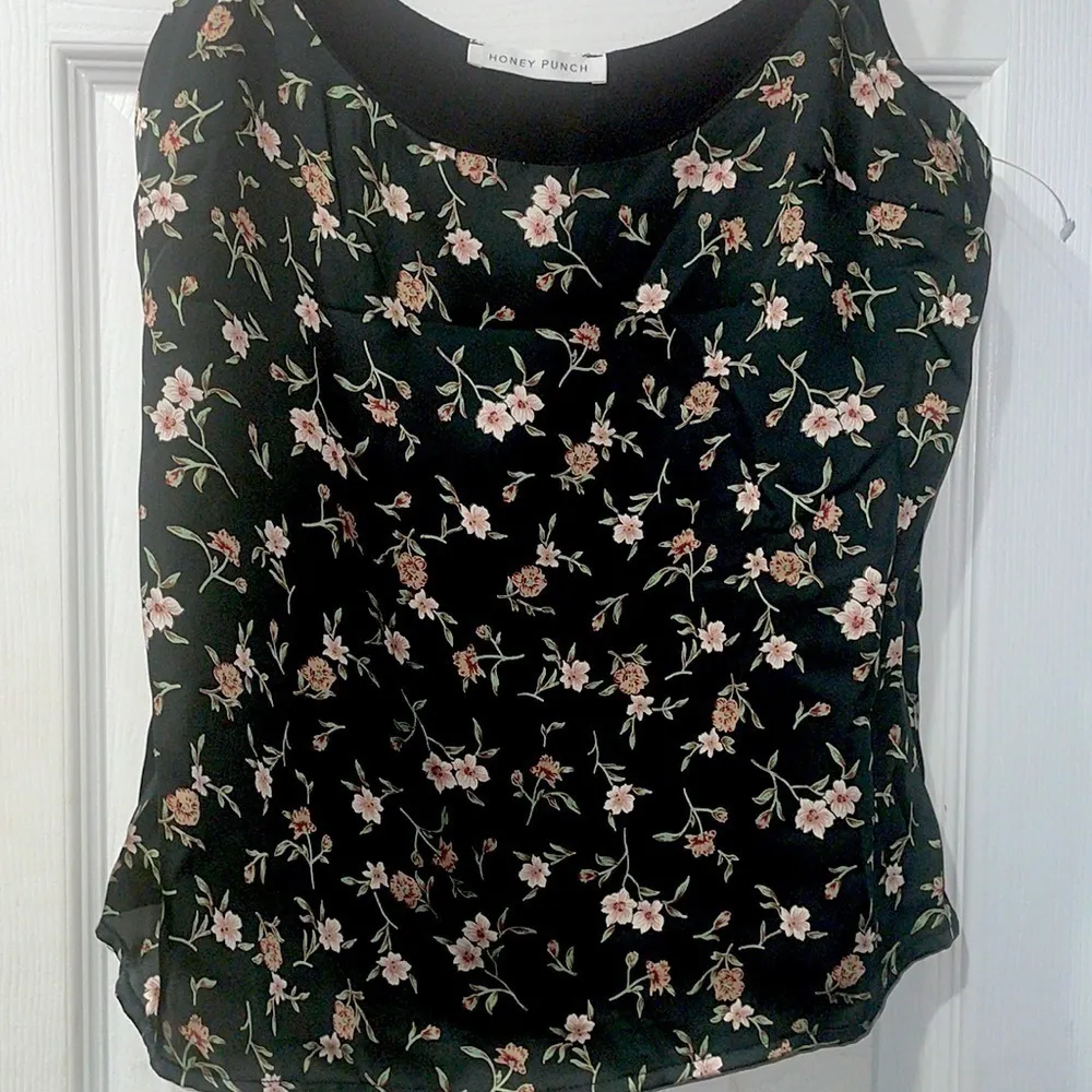 Honey Punch FLORAL SATIN CAMISOLE TOP NWOT - Image 3