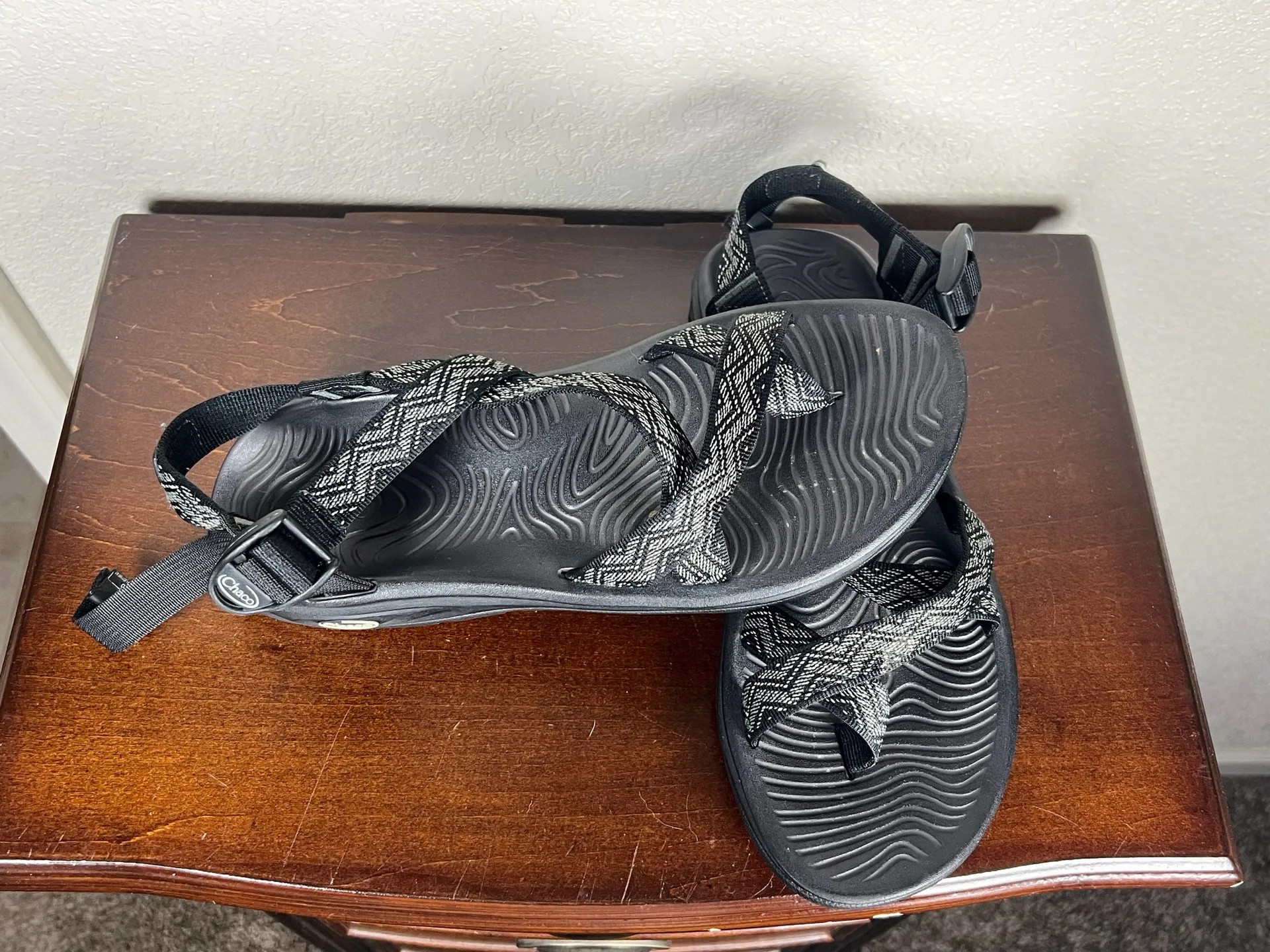 Chaco Women’s 11/Men’s 9.5 Black And Gray Chevron Geometric Print Sandal - Image 2