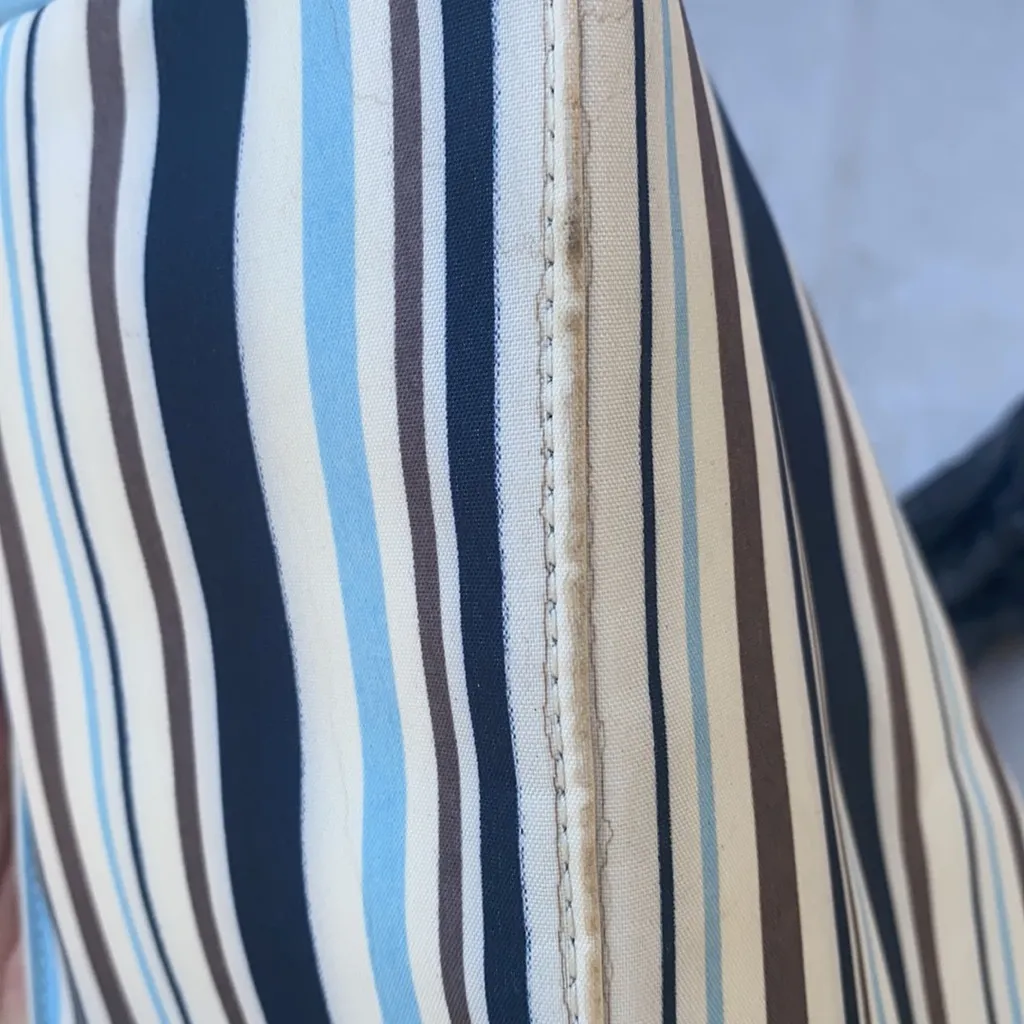 Kate Spade New Yorklined and zip shopping tote 18in in width 12in length - Image 9