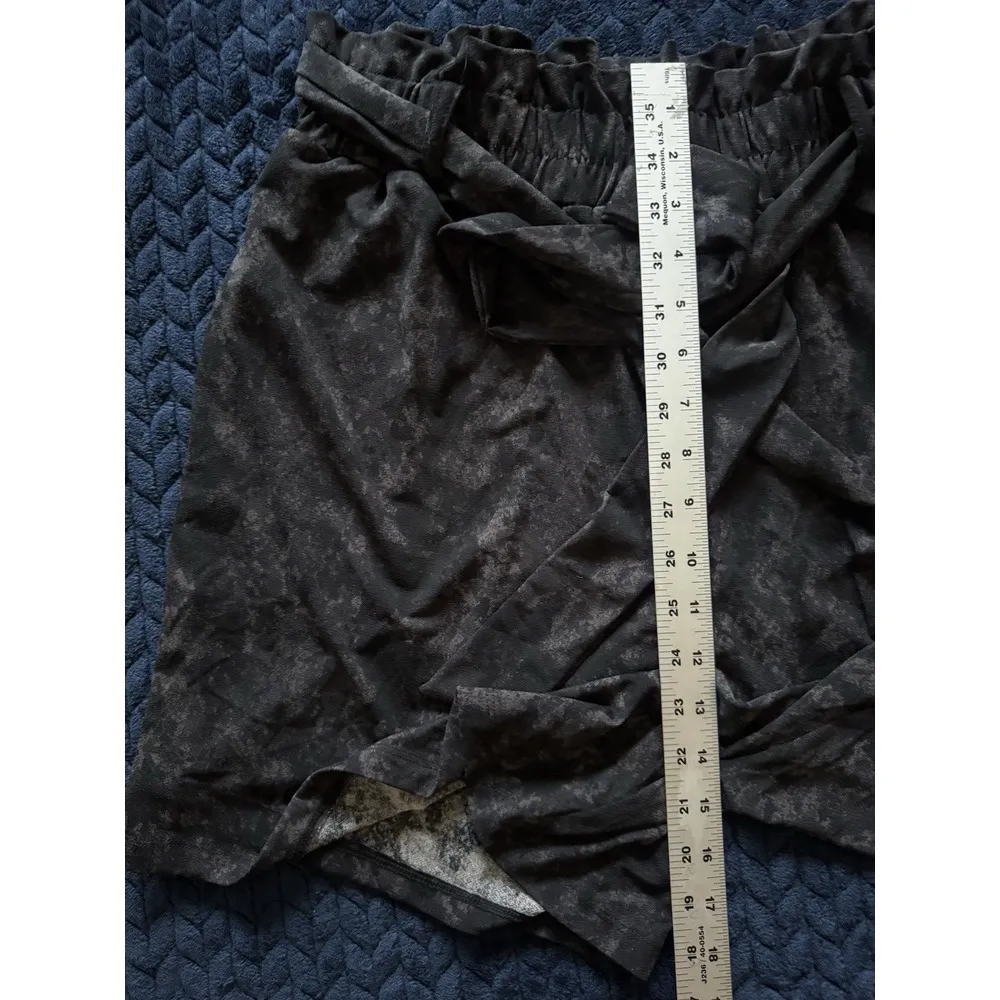 LuLaRoe Women's‎ Ella Paper Bag Shorts Grays on Black Belted Size Large NWT - Image 6