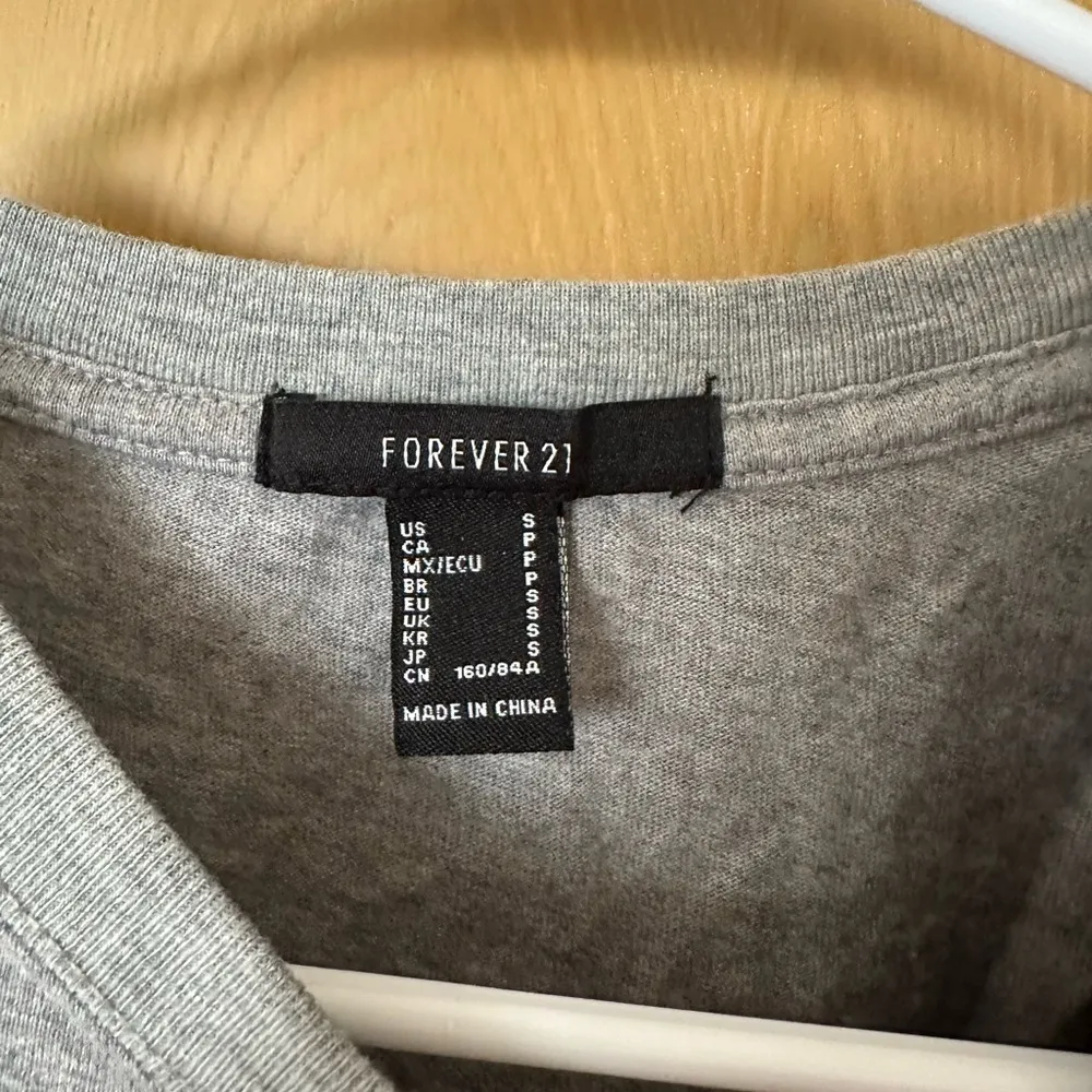 Forever 21 Gray Crop Top with Australian Flag - Image 2