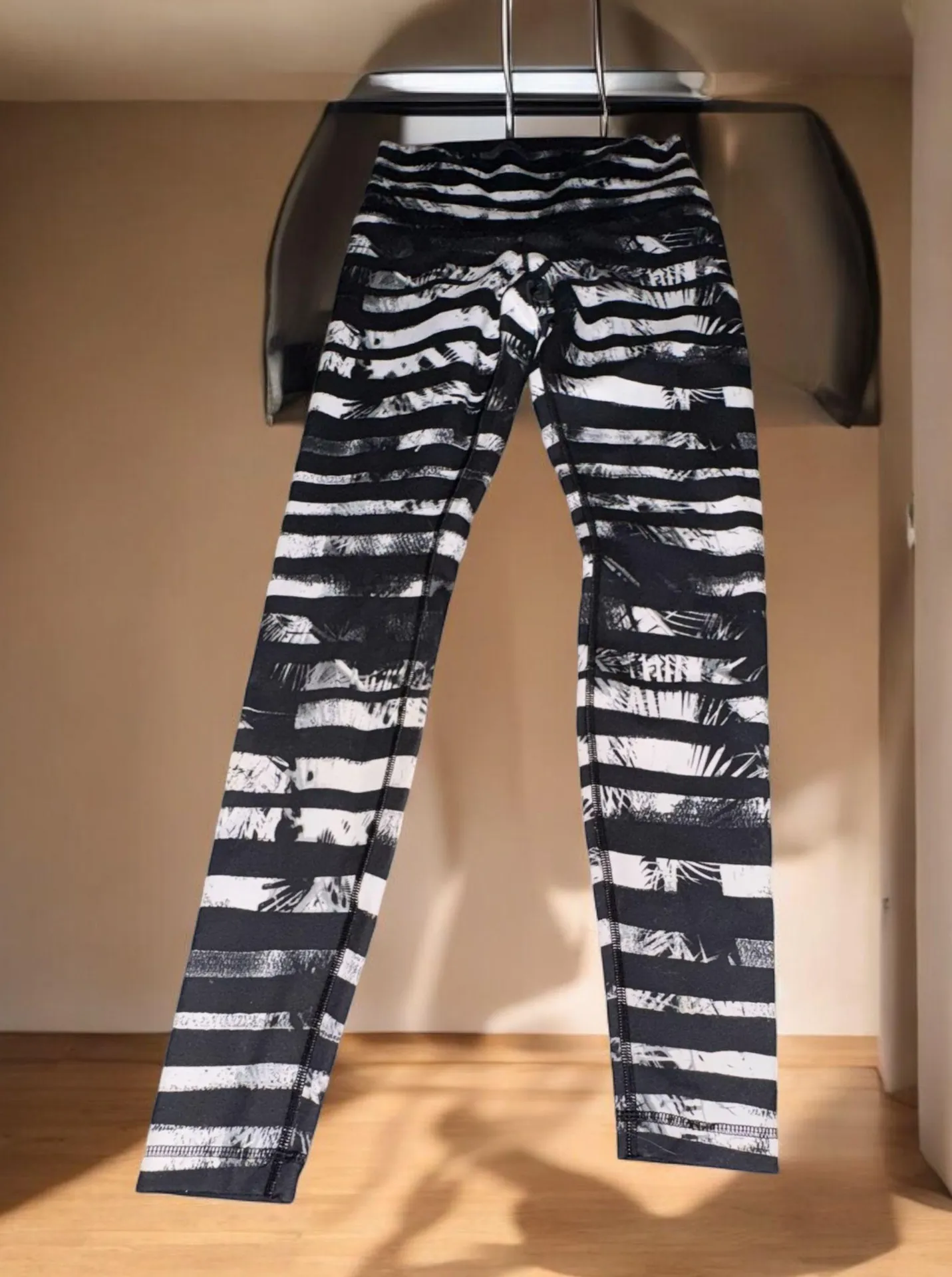 Leggings Black And White Medium Excellent Condition - Image 5