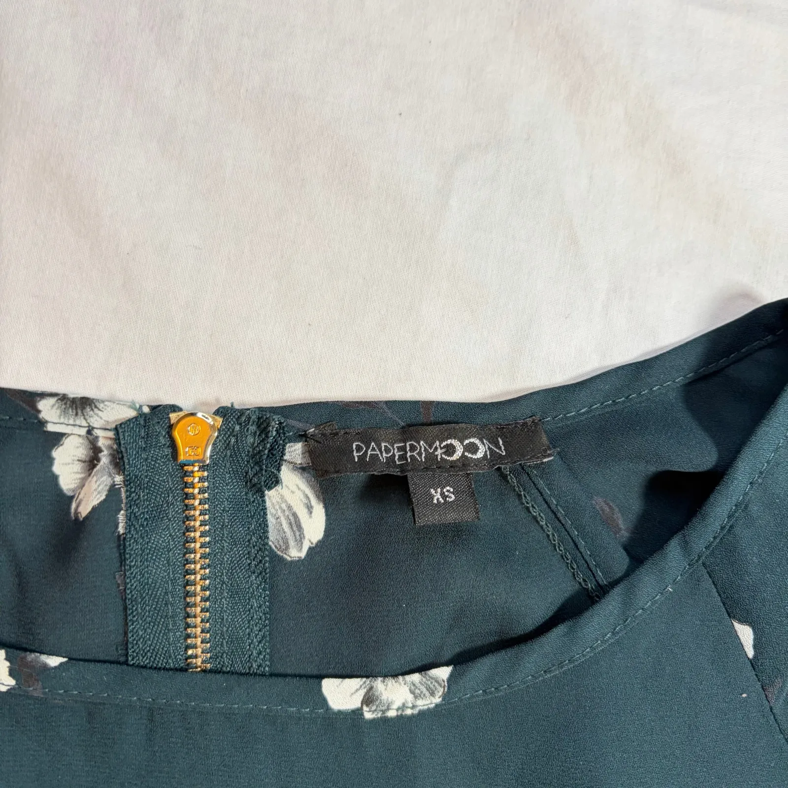 Papermoon womens green 3/4 sleeve blouse floral.  Size XS.  workwear, date night - Image 4