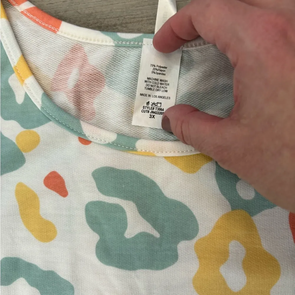 Now N Forever new in packaging size 3X cold shoulder shirt - Image 3