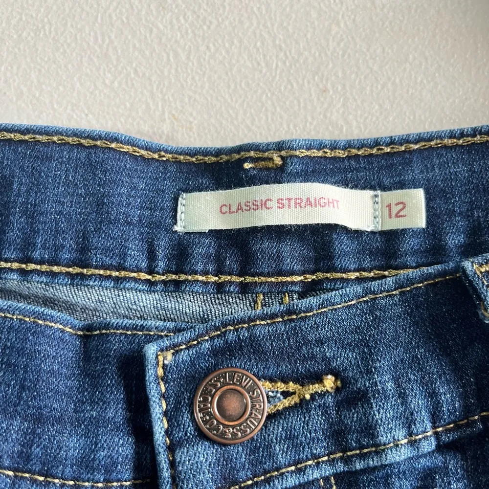 LEVI’S CLASSIC WOMENS STRAIGHT LEG SIZE (12)  DARK WASH NO LEVI PRINTED ON TAG - Image 3