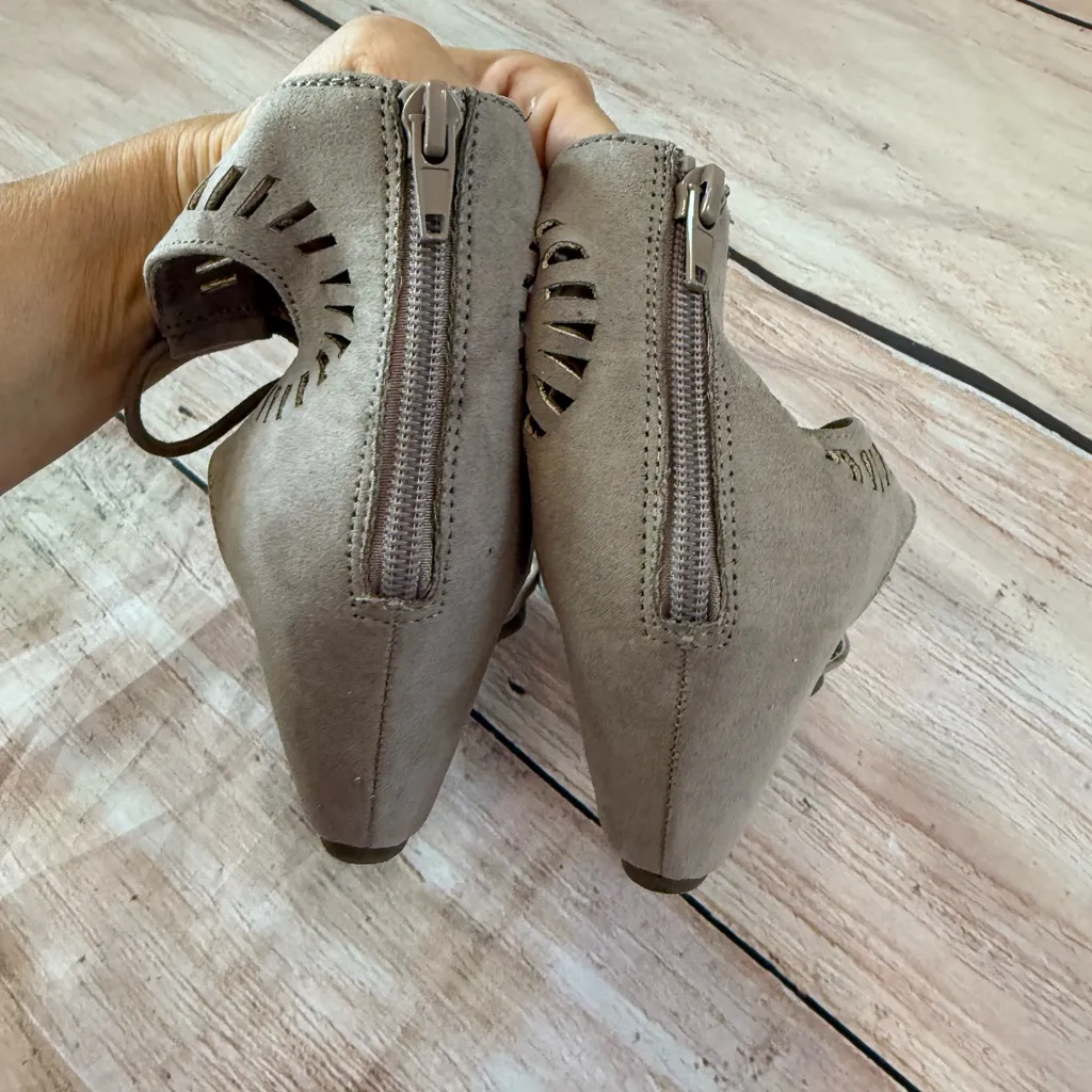 Madden NYC Size 7 Womens Gladiator Wedge Sandal Beige Faux Suede - Image 4