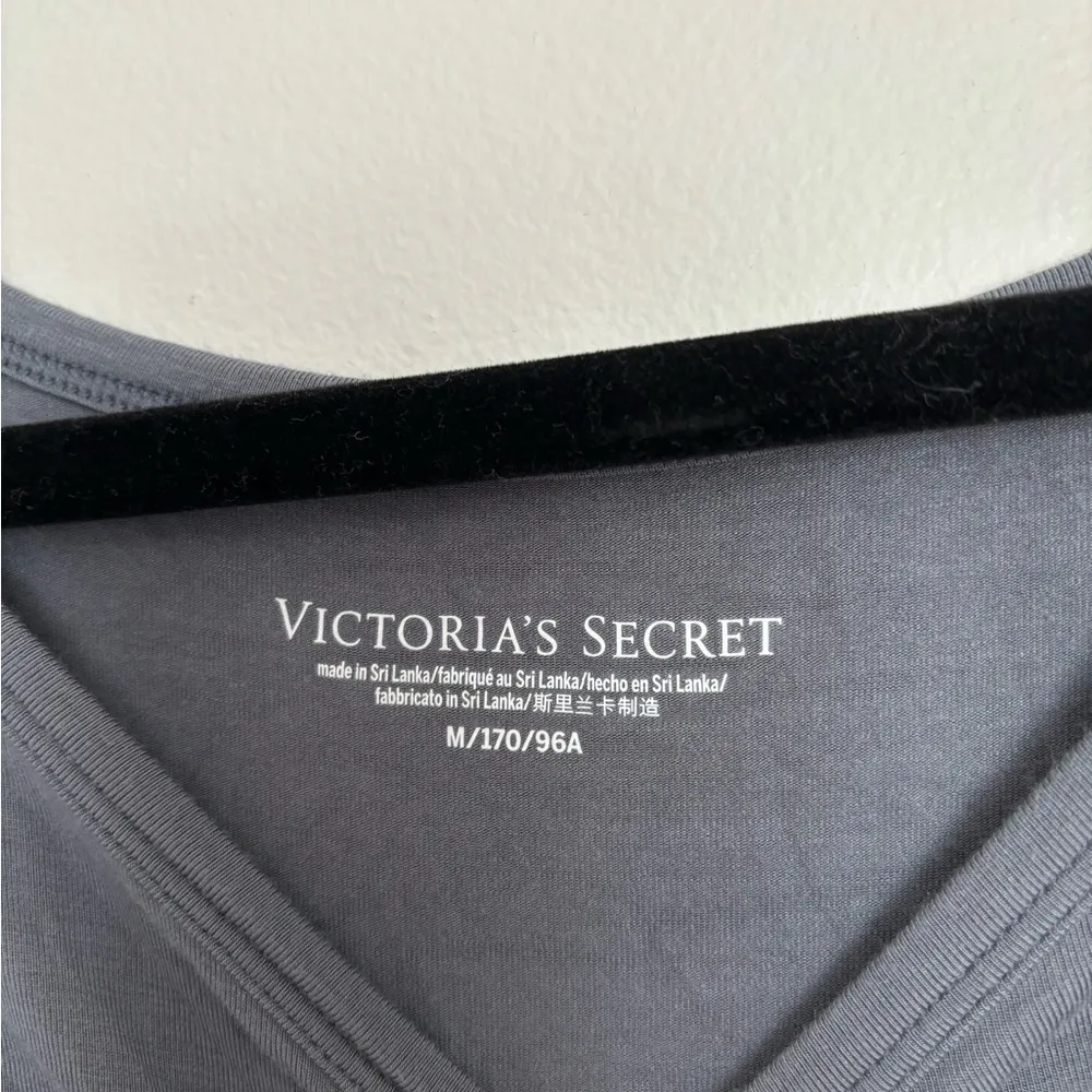 Victorias Secret cross over knot back crop tee sz M - Image 2