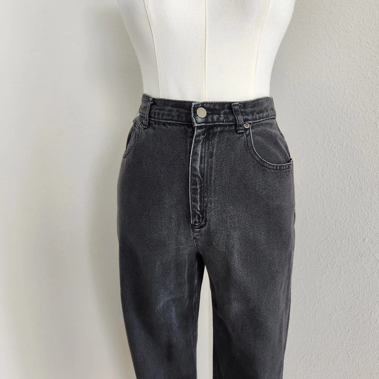 Vintage 90s Liz Claiborne Black Denim High Waisted Tapered Mom Jeans Short 8 - Image 2