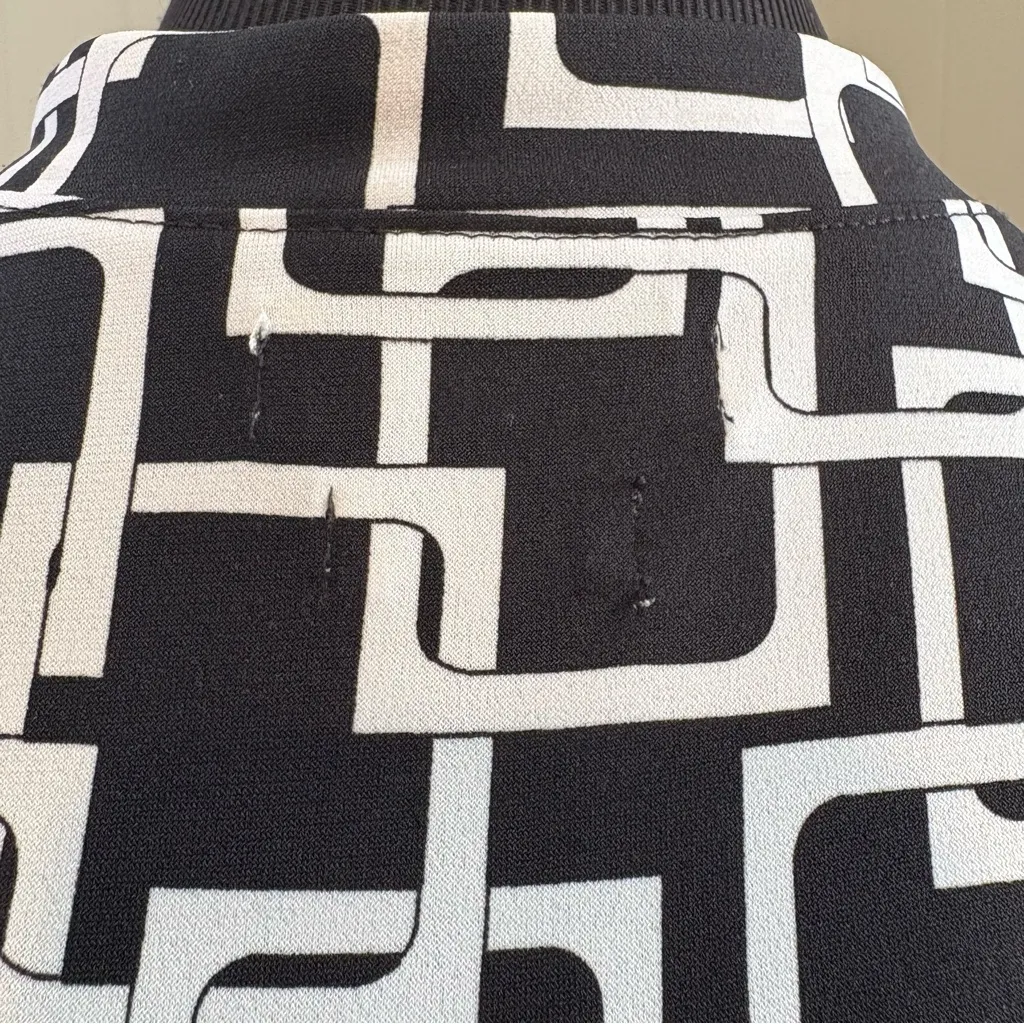 Van Heusen Women’s M Black Patterned Button-Up Shirt Business Casual**READ** - Image 7