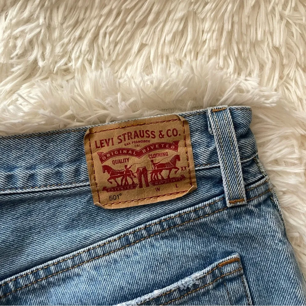 Levi's 501 distressed crop jeans - Image 3