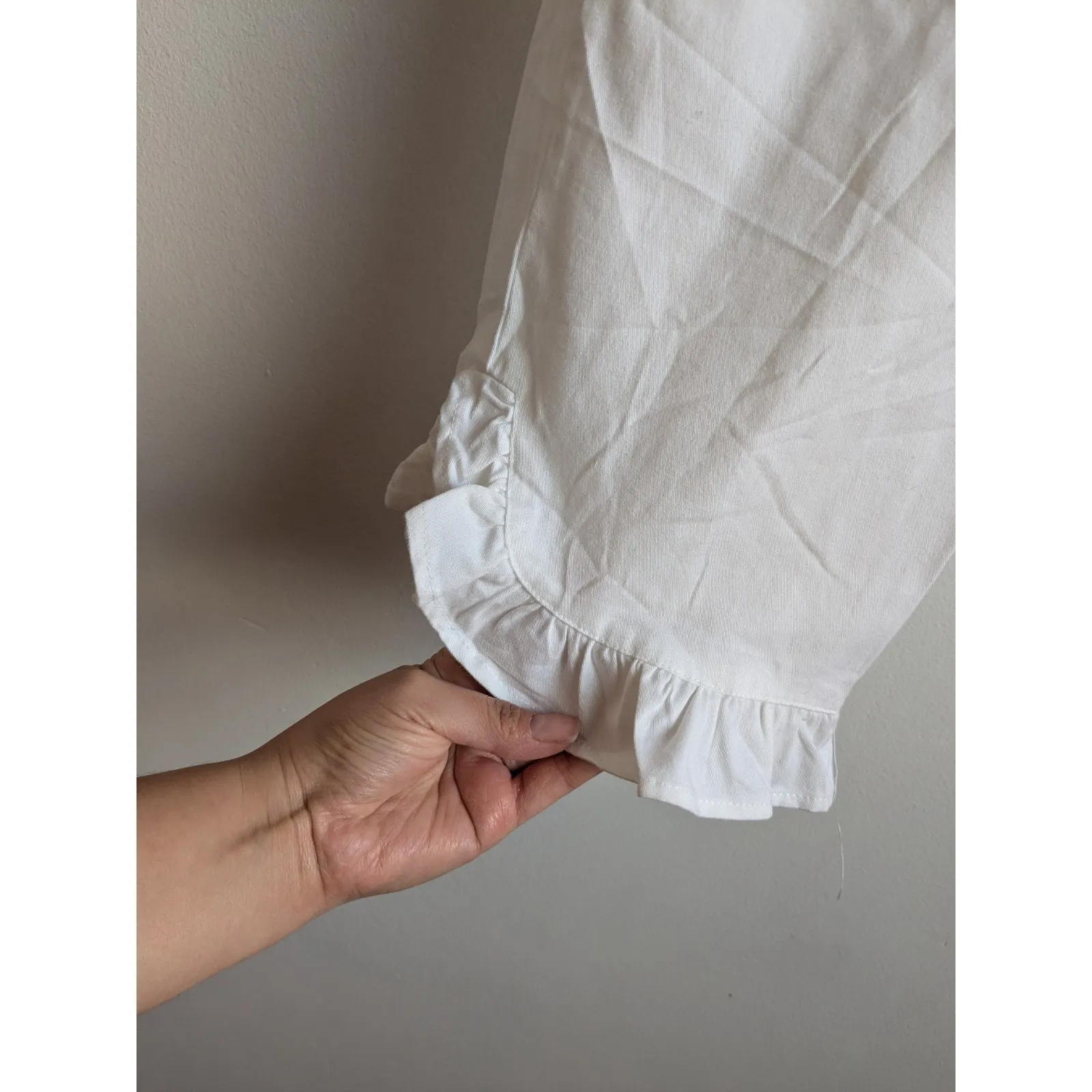 Kim Rogers Pants Women's White Crop Capri Ruffle Women's Size 10 Petite NWOT - Image 3