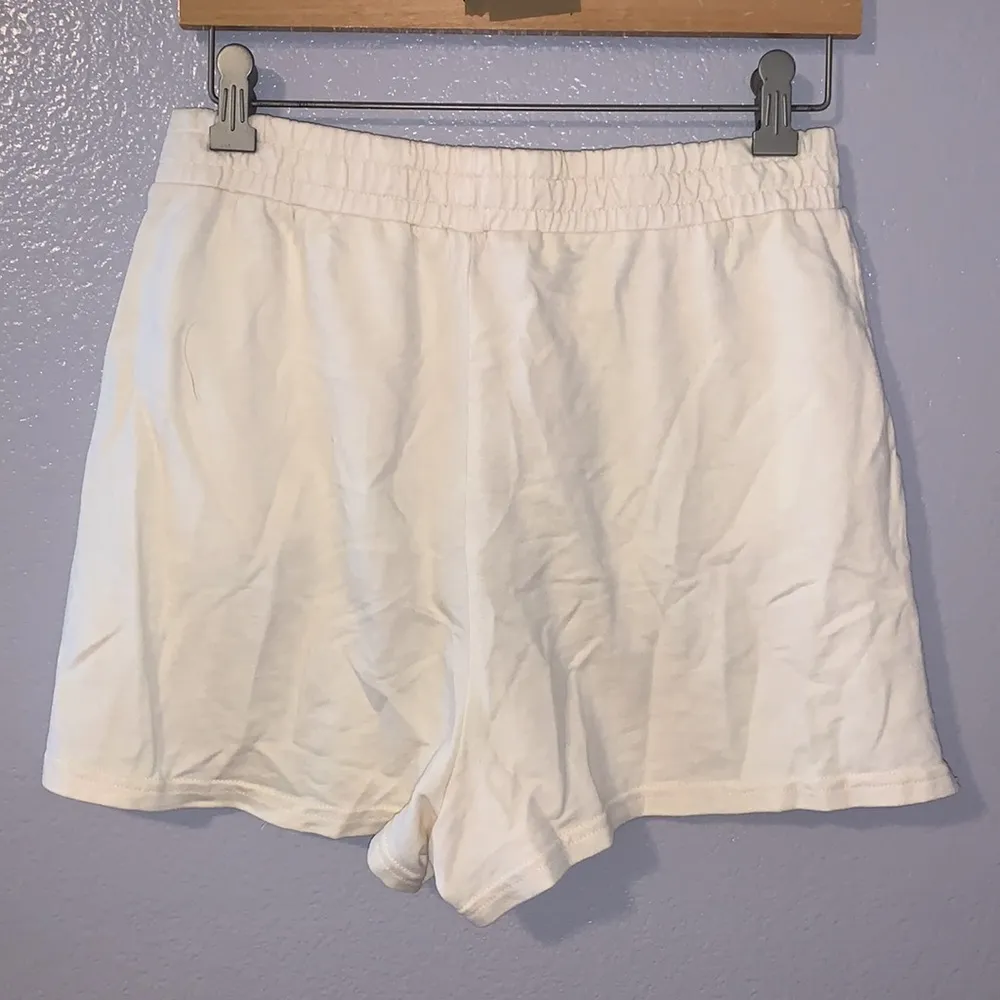 Double Zero  cream pull on casual sweat shorts with pockets - Image 4