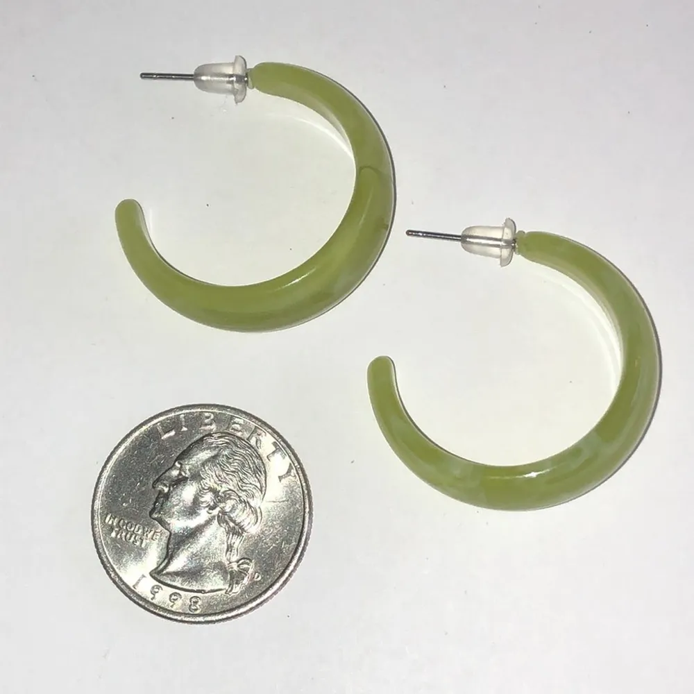 Green Swirl Chunky Lucite Retro Boho Hoop Earrings - Image 5