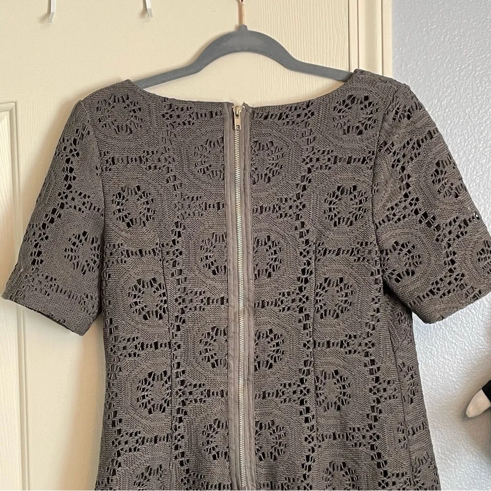 Adrianna Papell Gray Crochet/Lace Short Sleeve Lined Sheath Dress Size 10P - Image 7