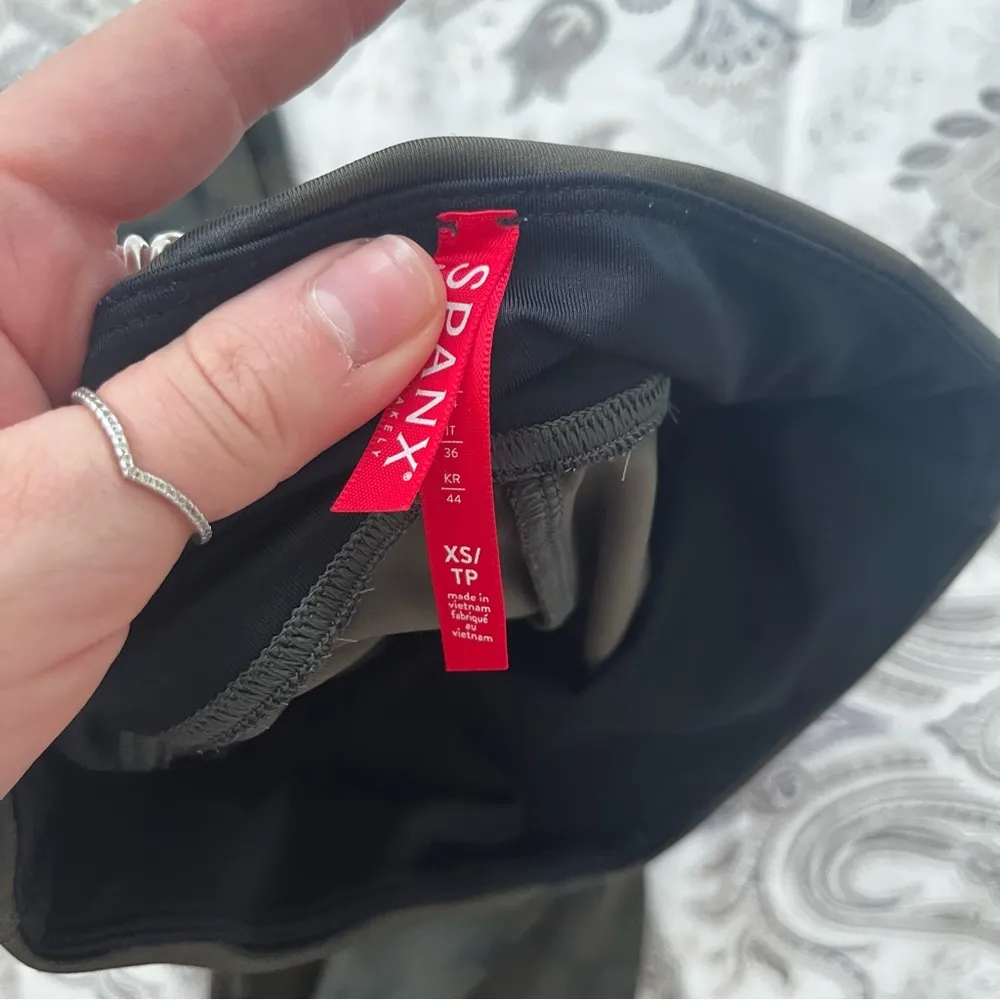 Spanx camo leggings size xsmall - Image 3