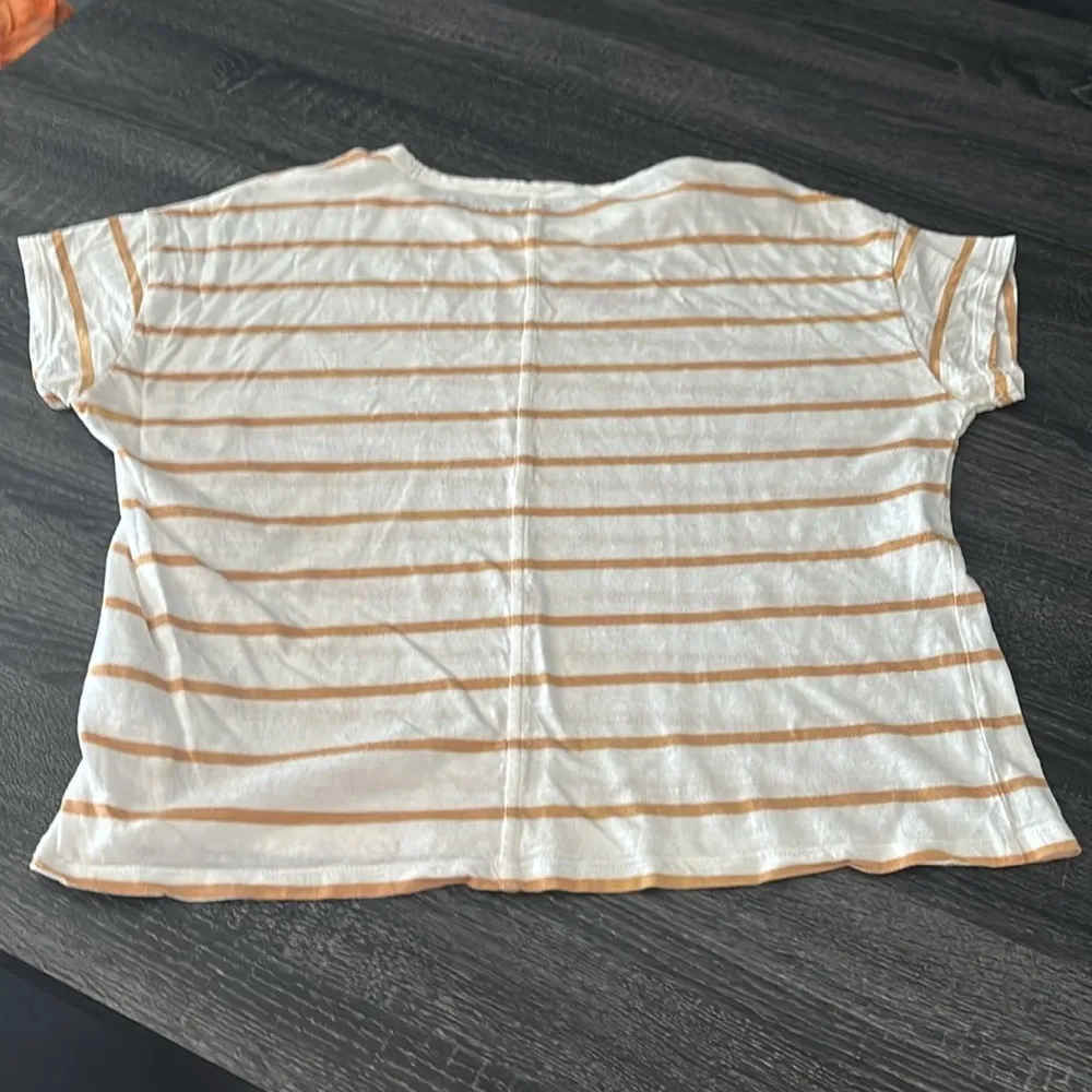 Banana Republic White and Tan Striped Short Sleeve Tee - Image 3