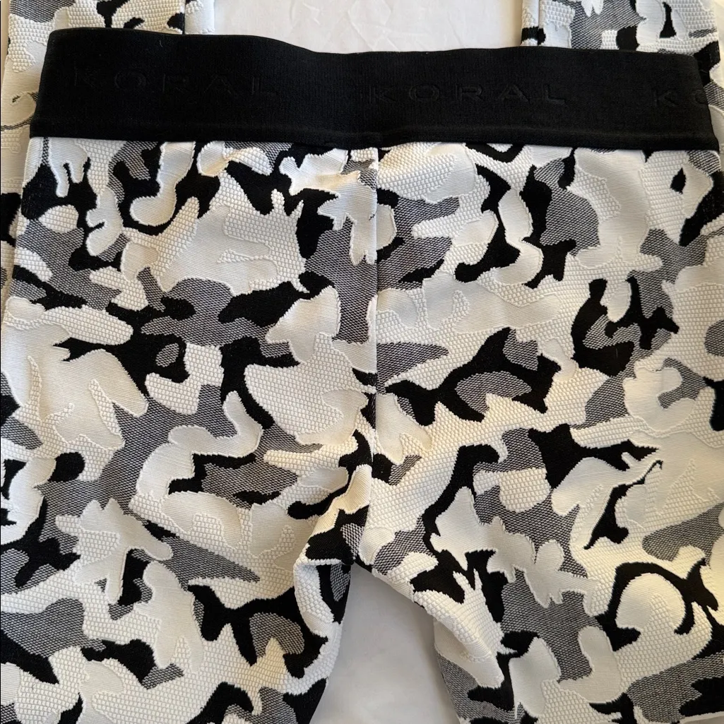 Koral Knockout Compression Cropped Leggings White Black Camo Mid Rise EUC Size M - Image 5
