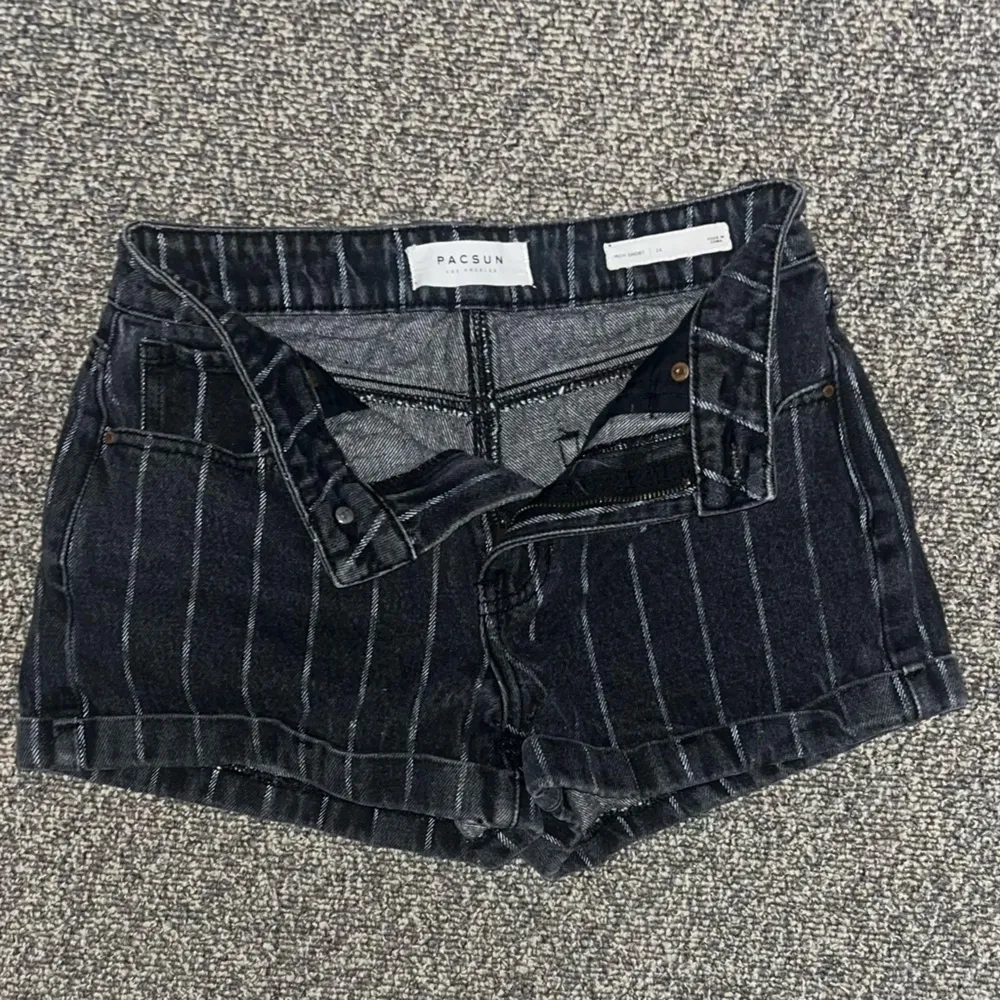 PacSun Black Striped Mom Shorts - Image 3