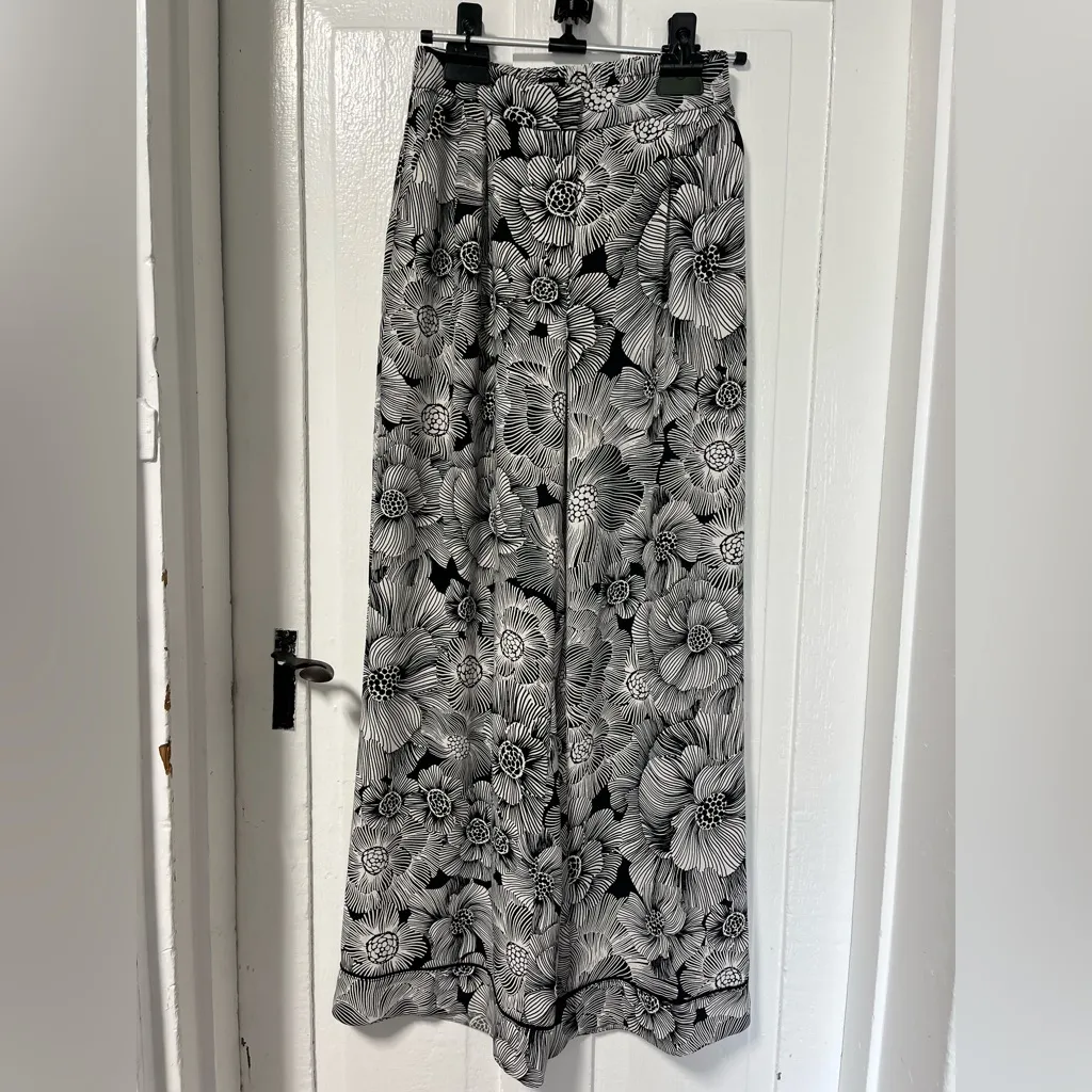 Express Stylist Super High Waisted Pleated Wide Leg Pant Floral Pant size 6 - Image 4