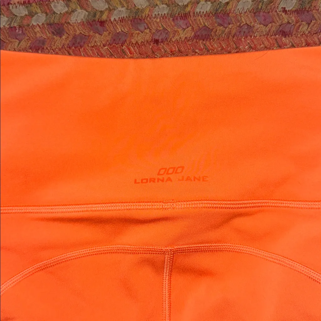 LORNA JANE ORANGE SIDE POCKET NO FRONT SEAM LINE BIKE SHORTS - Image 4