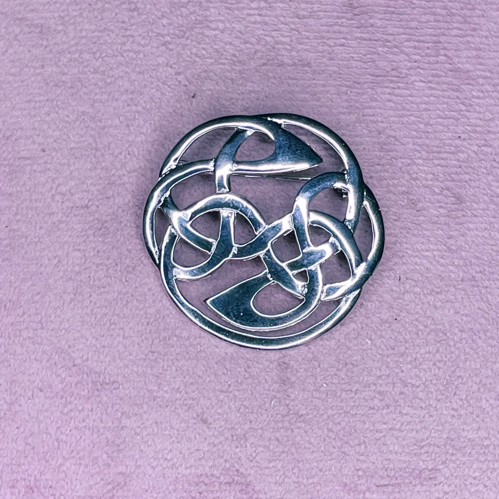 656. Artisan Silvertone Celtic Knot Brooch Silver - Image 3