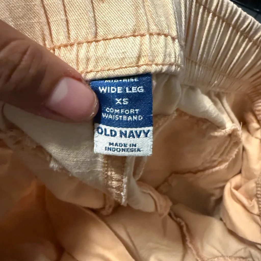 Old Navy Women’s Beige Cargo Pants - Image 2