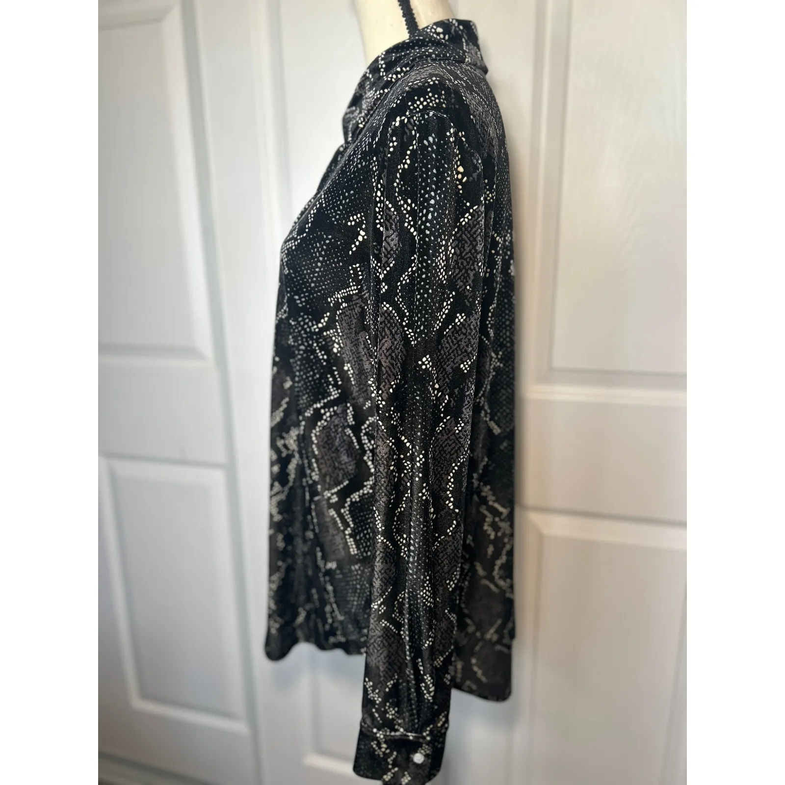 NWT Jude Connally Brandy Velvet Snakeskin Black Size XL Jewel‎ Button Shirt - Image 3