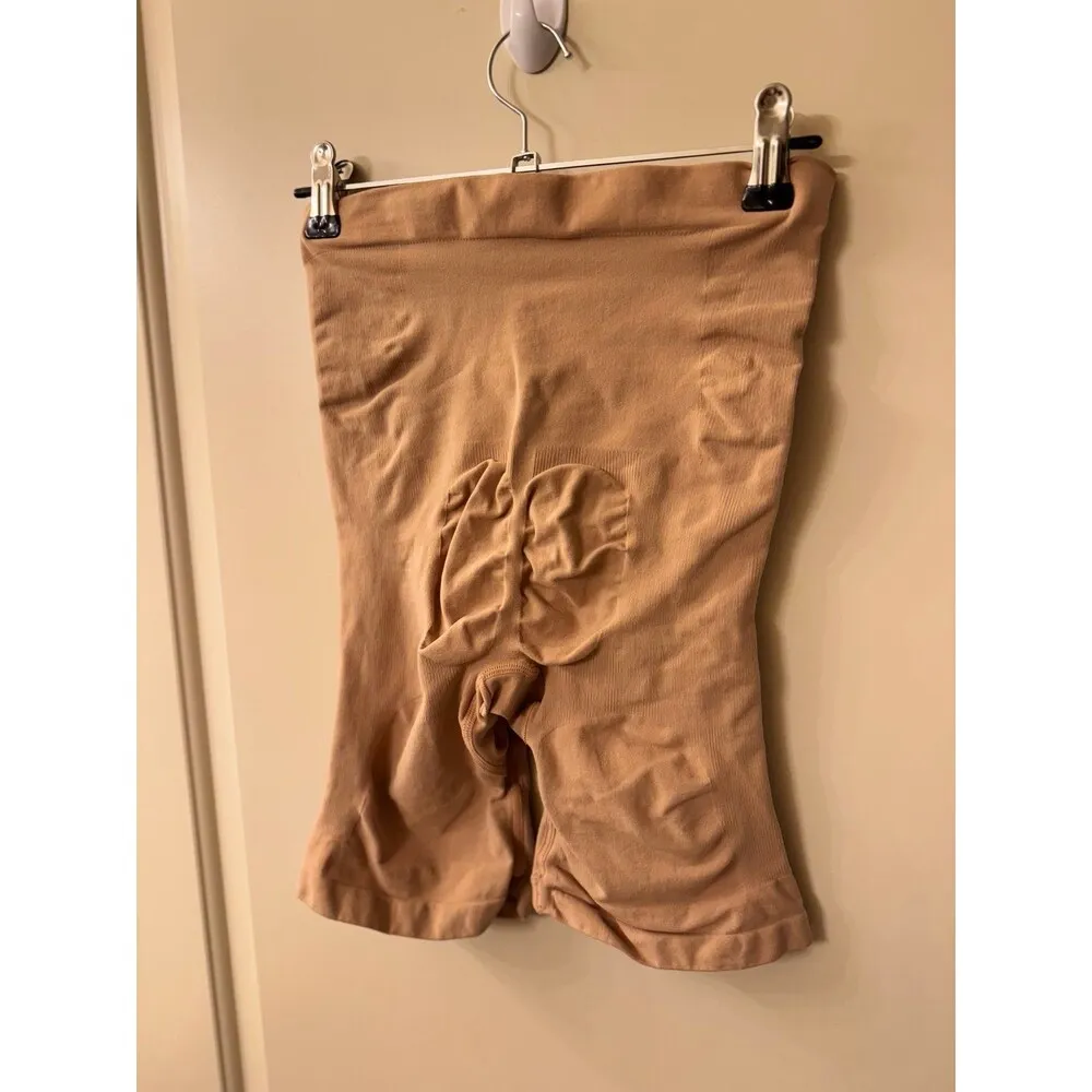 Skims Seamless Sculpt Mid Thigh Short Size 2X/3X
Ochre - Image 9