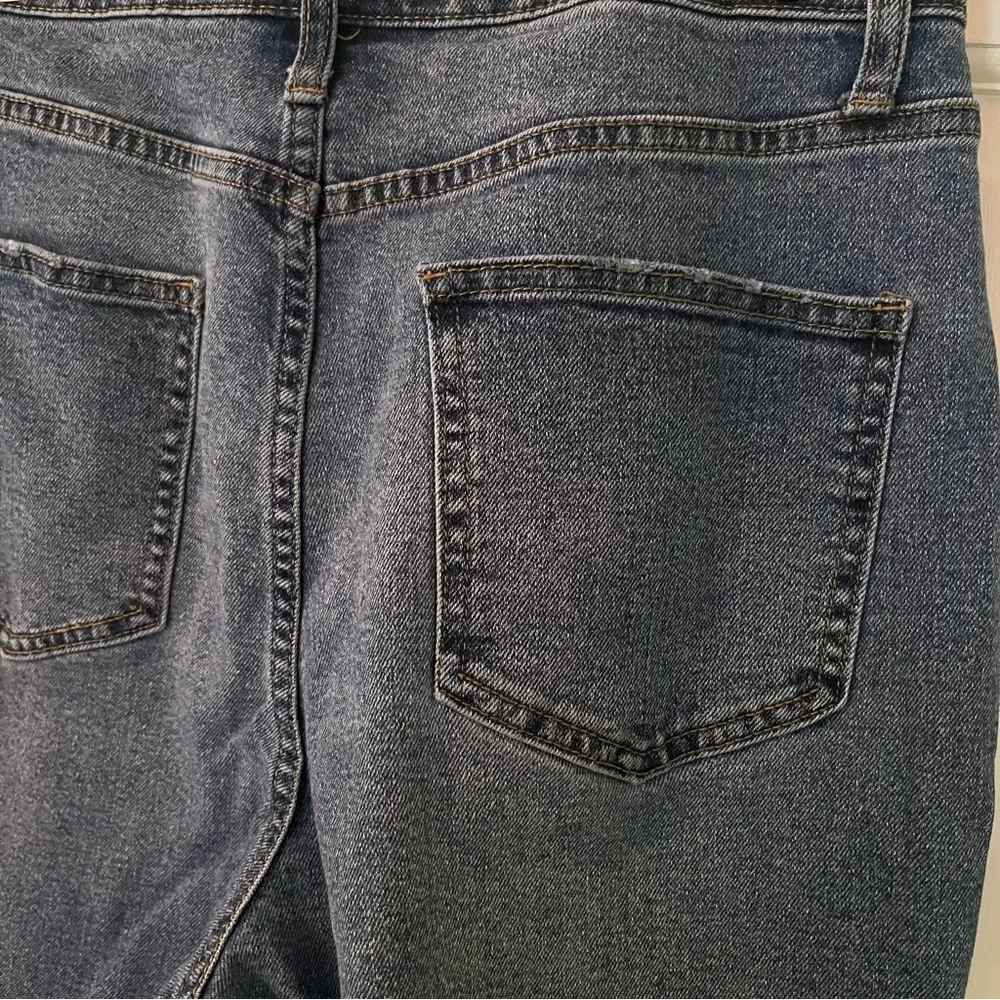 ARIZONA Women’s Curvy High-Rise Mom Slim Fit Ripped Denim Jeans - Image 4