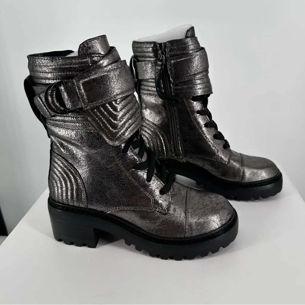 DKNY Basia Buckled Quilted Block-Heel Combat Boots sz 5 Metallic Silver Leather - Image 2